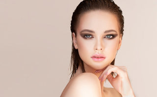 Cum să obții un wet look perfect pentru machiajul de zi sau seară