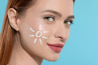 Femeie aplicand fond de ten cu protectie SPF